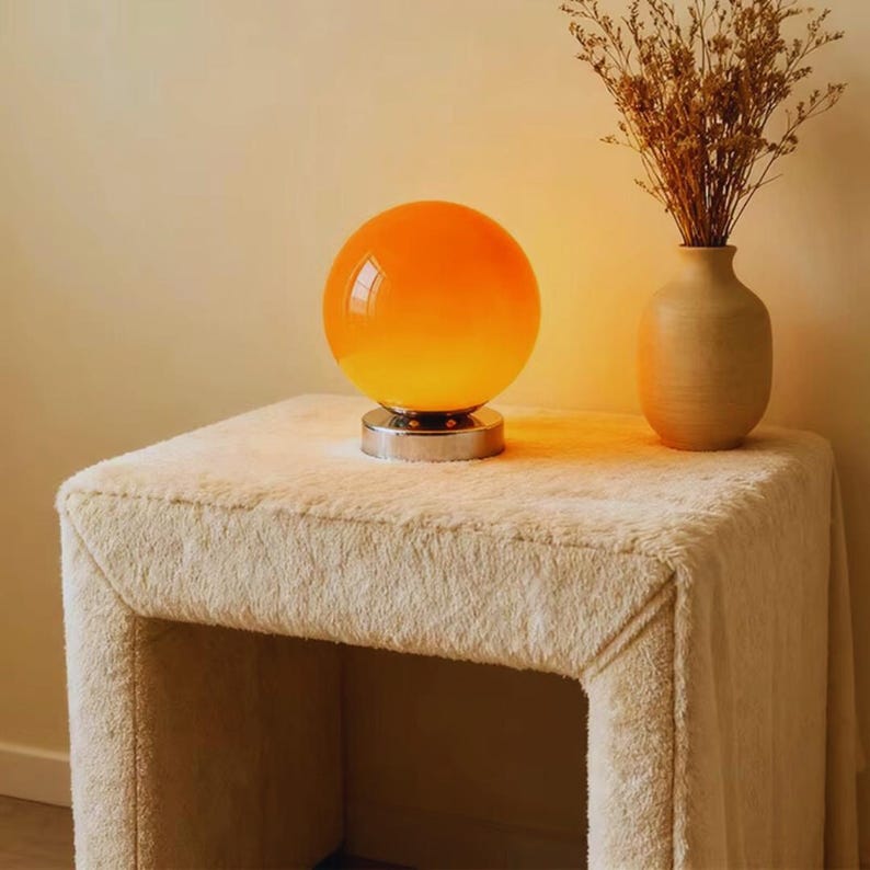Lámpara de mesa LED USB redonda vintage: luz de noche suave, regulable y con esfera que cambia de color para un dormitorio acogedor y decoración del hogar.