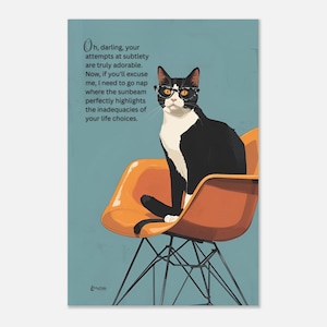 Pode incluir: Ilustração de um gato preto e branco usando óculos, sentado em uma cadeira laranja com pernas de metal. O fundo é azul-petróleo e contém texto.