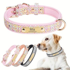 Puede incluir: Collar rosa para perros con un diseño pastel tejido y herrajes dorados. El collar presenta una placa dorada con el nombre "Mia" y un número de teléfono. También se muestran collares adicionales en rosa, melocotón y negro.