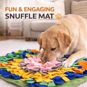 Op de afbeelding: Een hond eet van een kleurrijke snuffelmat. De mat is gemaakt van groene, blauwe, gele, roze en grijze stof. De tekst "FUN & ENGAGING SNUFFLE MAT" staat linksboven. Een pootafdruk staat rechtsboven.