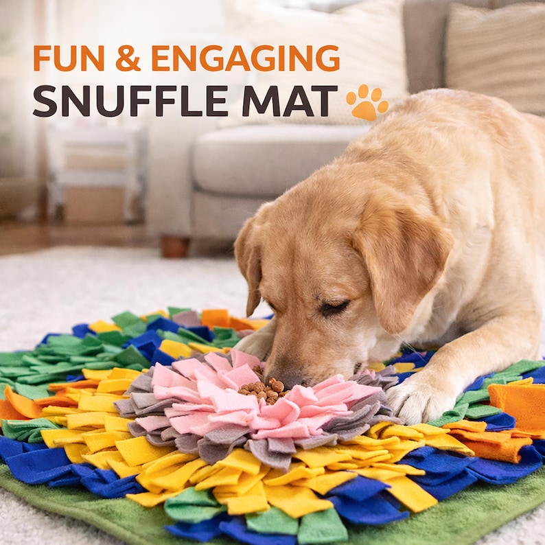 Op de afbeelding: Een hond eet van een kleurrijke snuffelmat. De mat is gemaakt van groene, blauwe, gele, roze en grijze stof. De tekst "FUN & ENGAGING SNUFFLE MAT" staat linksboven. Een pootafdruk staat rechtsboven.