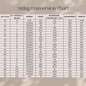 Puede incluir: Una tabla de conversi&oacute;n de tallas titulada Sizing Conversion Chart con texto negro sobre fondo claro. La tabla enumera tallas de anillos para EE. UU./Canad&aacute;, Reino Unido/Australia/Irlanda, Alemania, Francia, Pa&iacute;ses Bajos/Suiza/Italia y medidas en mil&iacute;metros.