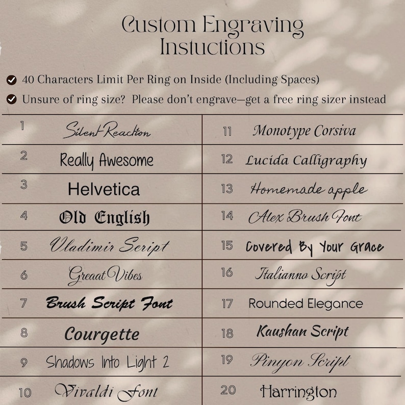 Puede incluir: Una tabla informativa de color beige titulada Custom Engraving Instructions que enumera veinte estilos de fuente numerados para el grabado de anillos. El texto incluye un l&iacute;mite de 40 caracteres por anillo y consejos sobre tallas, con fuentes como Helvetica.