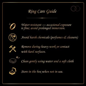 Puede incluir: Una tarjeta informativa negra titulada Ring Care Guide con texto e iconos dorados. Enumera cinco instrucciones: resistente al agua, evitar qu&iacute;micos fuertes, quitar durante trabajos pesados, limpiar suavemente con un pa&ntilde;o y guardar en la caja.