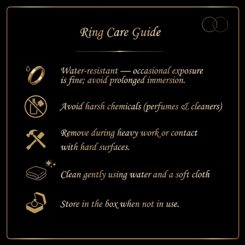 Puede incluir: Una tarjeta informativa negra titulada Ring Care Guide con texto e iconos dorados. Enumera cinco instrucciones: resistente al agua, evitar qu&iacute;micos fuertes, quitar durante trabajos pesados, limpiar suavemente con un pa&ntilde;o y guardar en la caja.