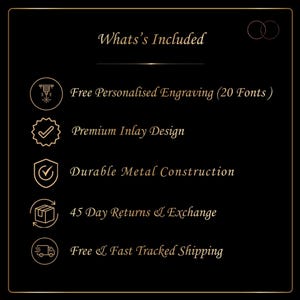 Puede incluir: Un gr&aacute;fico informativo negro con texto e iconos dorados. El encabezado dice What's Included. La lista incluye Free Personalised Engraving (20 Fonts), Premium Inlay Design, Durable Metal Construction, 45 Day Returns & Exchange y Free & Fast Tracked Shipping.