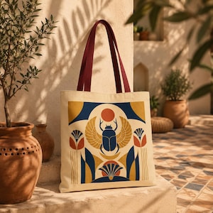 Peut inclure: Sac fourre-tout crème avec une poignée bordeaux. Le sac présente un motif géométrique avec un scarabée, un soleil et des éléments floraux en bleu, jaune et orange. Le sac est fait d'un tissu résistant.