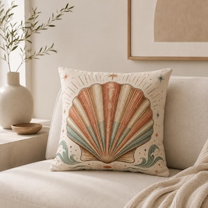 Peut inclure: Un coussin carré orné d'une illustration centrale représentant un grand coquillage dans des tons terre cuite, beige et bleu sarcelle. Le motif comprend des lignes rayonnantes, de petites étoiles et des vagues stylisées sur un fond crème.