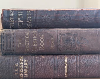 Pila de libros académicos antiguos / 1887–1901 / Libros escolares victorianos color burdeos y dorado / Decoración de estantería estilo Dark Academia