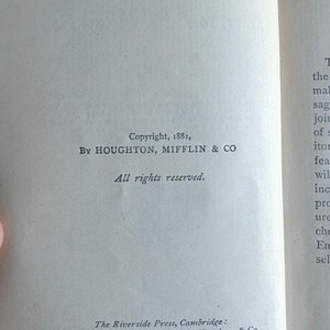 Puede incluir: P&aacute;gina de libro abierto con texto de 1881, incluyendo informaci&oacute;n de derechos de autor de Houghton, Mifflin & Co. y The Riverside Press, Cambridge. El texto es en tinta negra sobre papel blanquecino.