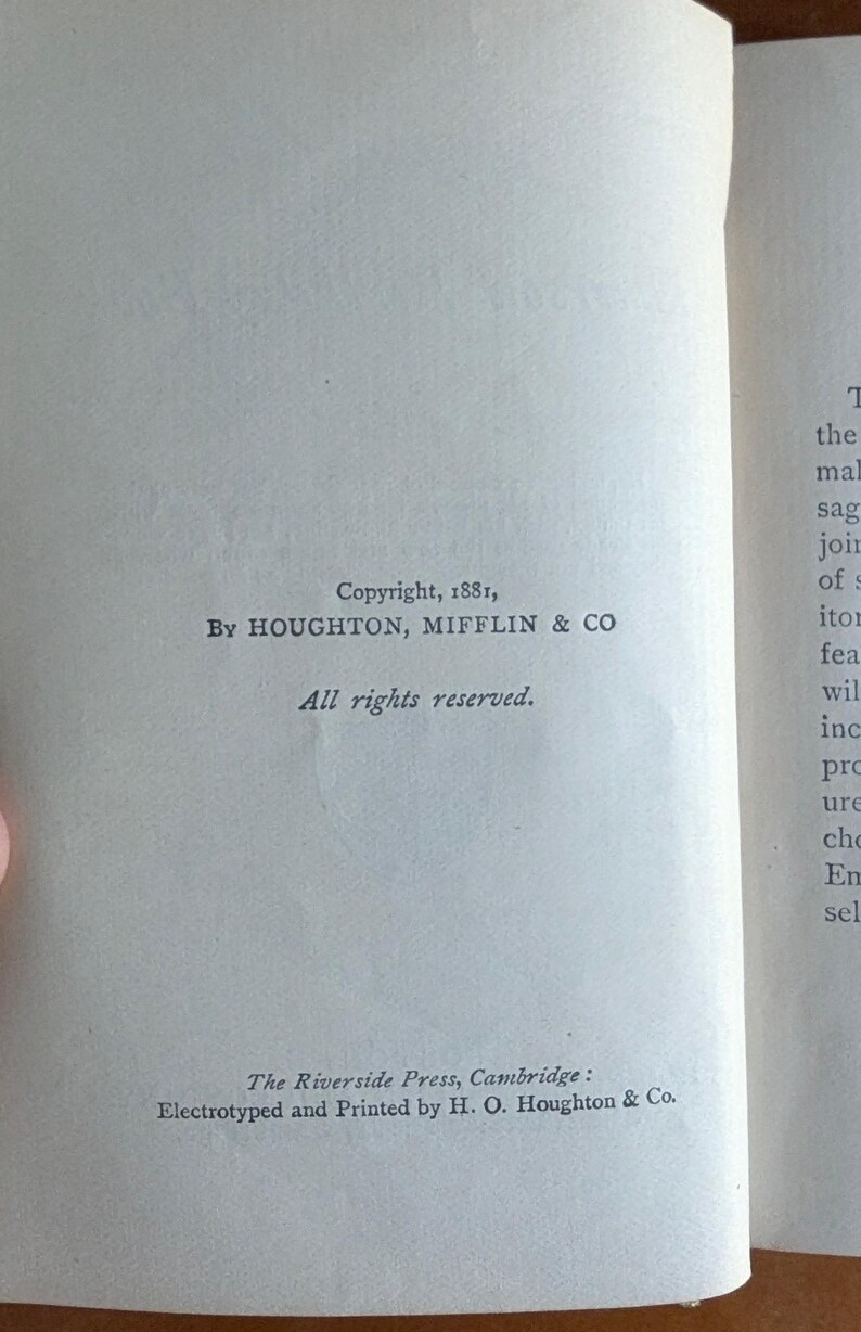 Puede incluir: P&aacute;gina de libro abierto con texto de 1881, incluyendo informaci&oacute;n de derechos de autor de Houghton, Mifflin & Co. y The Riverside Press, Cambridge. El texto es en tinta negra sobre papel blanquecino.