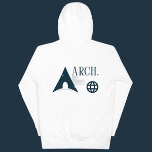 Può includere: Felpa con cappuccio bianca con grafica blu navy sul retro. La grafica include la parola "ARCH." e un triangolo stilizzato con le parole "ultimate freedom". È presente anche un'icona del globo. La felpa è realizzata in materiale morbido.