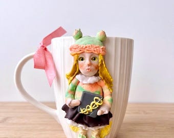 Taza Liora Fairy Messenger, escultura de hada de flores en 3D, regalo inspirador para escritores, taza de café de arte fantástico, diseño de hadas caprichoso y personalizado.
