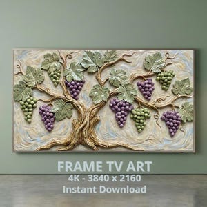 Könnte beinhalten: Ein gerahmtes Wandkunstwerk mit einem detaillierten Relief einer Weinrebe mit grünen und lila Trauben. Das Kunstwerk ist vor einem strukturierten Hintergrund angebracht und an einer Wand mit Wandleuchten befestigt.