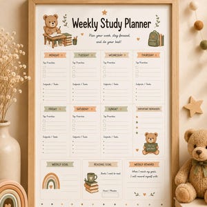 Puede incluir: Un planificador de estudio semanal enmarcado con un marco de madera clara. El planificador presenta una ilustración de oso de peluche, secciones para cada día de la semana y áreas para metas y recordatorios. El texto dice "Weekly Study Planner."