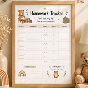 Puede incluir: Un rastreador de tareas enmarcado con un marco de madera clara. El diseño presenta un oso de peluche, un arcoíris y el texto "Homework Tracker". El rastreador incluye secciones para asignaturas, tareas, fechas de entrega y notas. También incluye el texto "Small steps every day lead to big achievements!"