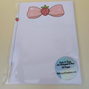 Puede incluir: Un letrero de madera hecho a mano con el texto "Welcome to our home" en un estilo manuscrito. El letrero está pintado de blanco con un marco teñido oscuro. Una pequeña planta verde se coloca en el letrero.