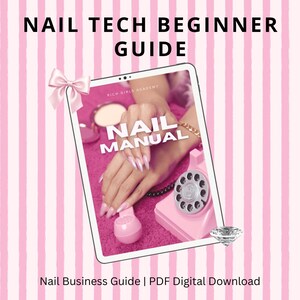 Può includere: Una guida digitale intitolata NAIL TECH BEGINNER GUIDE e NAIL MANUAL con un telefono a disco rosa e mani curate su sfondo rosa. Il documento è decorato con un fiocco rosa e una grafica a diamante, disponibile come download digitale in PDF.