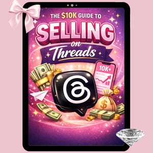 Puede incluir: Una taza de cerámica blanca con asa negra y el texto "But First, Coffee" en negrita negra. La taza se encuentra sobre un fondo borroso, sugiriendo un ambiente acogedor.