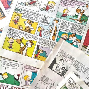 Può includere: Una raccolta di fumetti della serie Calvin e Hobbes, con pannelli colorati e fumetti. Le strisce raffigurano Calvin e Hobbes in varie situazioni, con testo e illustrazioni.
