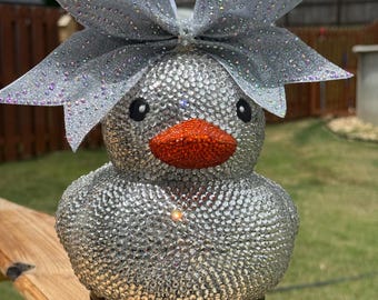 Pato con diamantes de imitación
