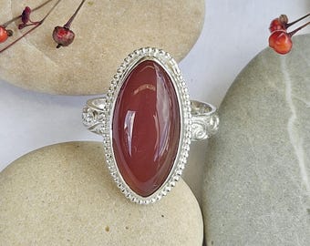 Anillo de plata de ley con ágata roja talla marquesa, hecho a mano. Joyería llamativa con piedras preciosas.