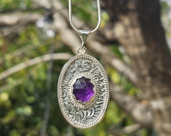Collar con colgante ovalado de amatista hecho a mano en plata de ley 925