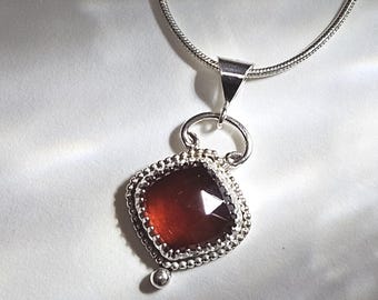 Colgante de granate hessonita hecho a mano en plata fina y de ley