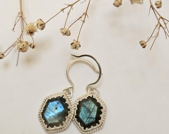 Pendientes de labradorita hechos a mano en plata fina y de ley.