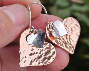 Pendientes colgantes de doble corazón de plata de ley y cobre martillado – Joyería romántica hecha a mano