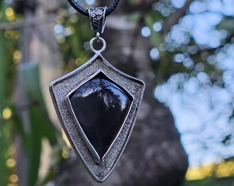 Colgante de escudo de obsidiana hecho a mano / Plata de ley 925, collar de protección geométrica