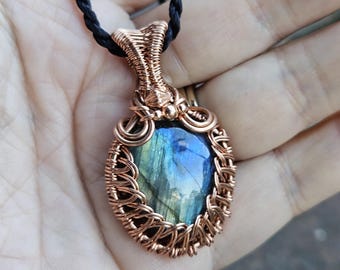 Collar con colgante de labradorita envuelto en alambre – Joyería bohemia llamativa de cobre