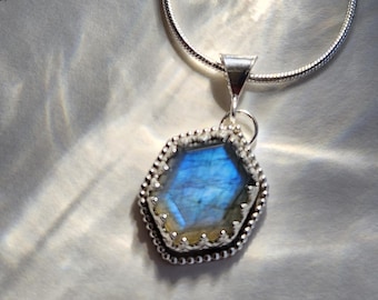 Colgante de labradorita hecho a mano en plata fina y de ley.