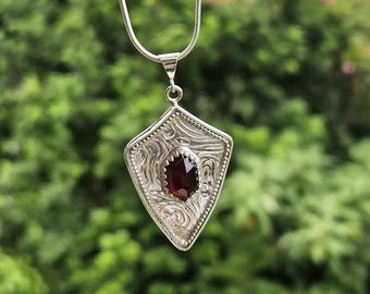 Colgante de escudo de granate en plata de ley hecho a mano