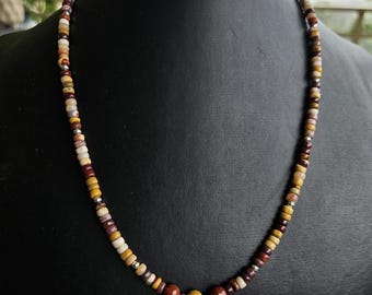 Collar artesanal de mookaite natural con cuentas y cierre de plata de ley 925.