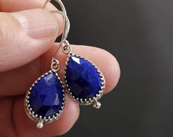 Pendientes de lapislázuli hechos a mano en plata fina y de ley.