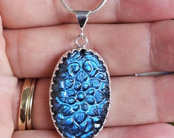 Colgante de labradorita tallada – Collar de plata de ley con diseño floral y destellos azules