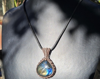 Colgante de labradorita azul brillante envuelto en alambre / Collar de cobre hecho a mano