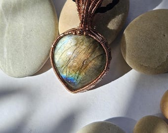 Collar con colgante de labradorita hecho a mano, envuelto en alambre de cobre – Labradorita natural azul y con destellos dorados