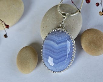 Colgante de plata de ley con ágata azul y cabujón en forma de lágrima