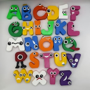 Könnte beinhalten: Eine Sammlung farbenfroher Buchstaben im Cartoon-Stil. Jeder Buchstabe hat eine andere Farbe und ein einzigartiges, ausdrucksstarkes Gesicht. Die Buchstaben sind in Reihen angeordnet und bilden eine spielerische und lehrreiche Darstellung.