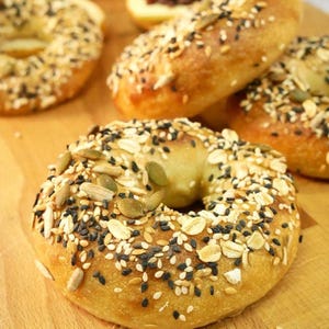 Receta de bagel de centeno al estilo neoyorquino / Clase magistral de elaboración de bagels artesanales / Guía paso a paso / Tutorial en vídeo y audio incluido