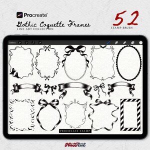 Op de afbeelding: Een digitale collectie van 52 zwart-wit stempelpenselen voor Procreate, getiteld Gothic Coquette Frames. De weergave toont diverse decoratieve kaders, linten en strikken, inclusief ontwerpen met spoken, vleermuizen en spinnenwebben.