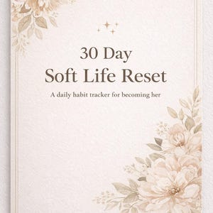 Könnte beinhalten: Ein hellbeige Journal mit floralen Eckakzenten und dem Text "30 Day Soft Life Reset". Das Journal enthält den Text "A daily habit tracker for becoming her" und "Soft Life Era Collection".