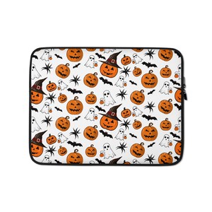 Può includere: Una custodia rettangolare per laptop con sfondo bianco e un motivo ripetitivo di Halloween. Il design include zucche arancioni, alcune con cappelli da strega neri, fantasmi bianchi, pipistrelli neri e ragni neri sparsi sulla superficie.