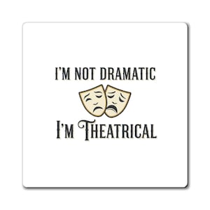 Może przedstawiać: Kwadratowy biały znak z czarnym napisem I'M NOT DRAMATIC I'M THEATRICAL oraz grafiką dwóch beżowo-brązowych masek teatralnych pośrodku. Maski przedstawiają jedną smutną i jedną wesołą twarz, umieszczone pomiędzy dwiema liniami tekstu.
