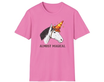 Camiseta con sombrero de cono de caballo casi mágico / Camiseta divertida de parodia de unicornio