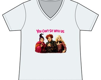Camiseta de Halloween con cuello en V "No puedes sentarte con nosotras, hermanas brujas"