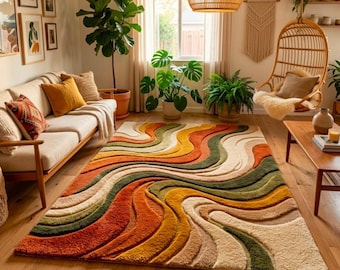 Peut inclure: Un tapis rectangulaire présentant un motif ondulé texturé dans des tons orange brûlé, jaune moutarde, vert olive et crème. Le tapis possède une construction à poils ras et longs créant un effet tridimensionnel sur la surface.