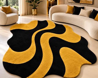 Puede incluir: Una alfombra con una forma orgánica irregular que presenta un patrón audaz y de alto contraste de líneas onduladas y fluidas en negro profundo y amarillo mostaza vibrante. La alfombra tiene una textura gruesa y afelpada que cubre el suelo.